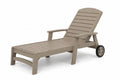 Chaise longue de jardin en plastique marron avec roues
